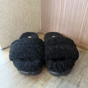UGG Cozetta Curly Slides in Black - Size 7